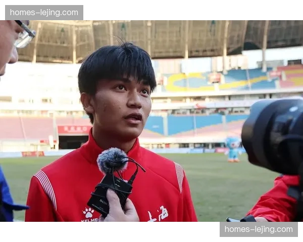 蒯纪闻妙传莱昂纳多破门 海港新内援前腰展现传射俱佳潜质